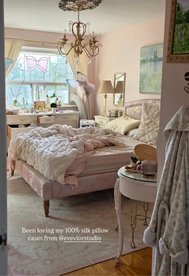 Instagram story from creator @sarahdeleeuww showing her pastel pink bedroom with Evevior 100% silk pillowcases on the bed